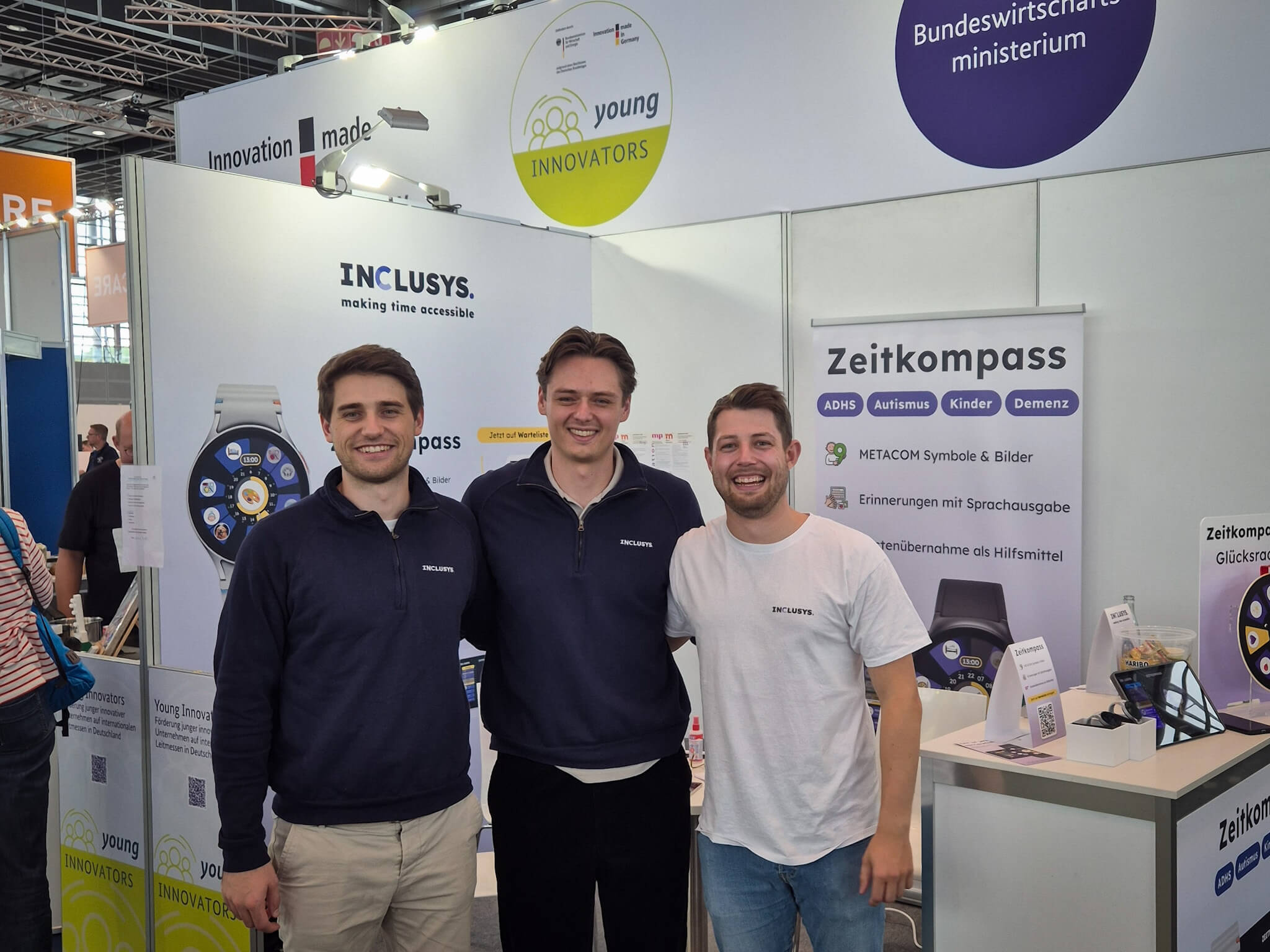 Team Foto vor Messestand